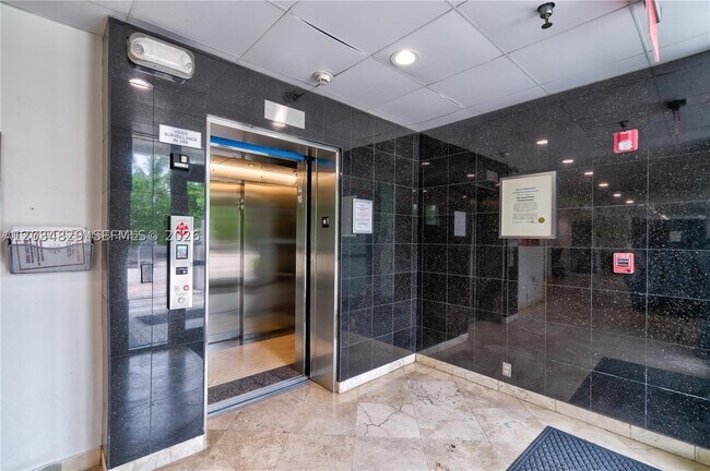 Foto del edificio - 7800 Collins Ave