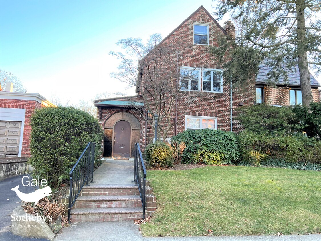 6950 Fleet St, Forest Hills, NY 11375 House Rental in Forest Hills