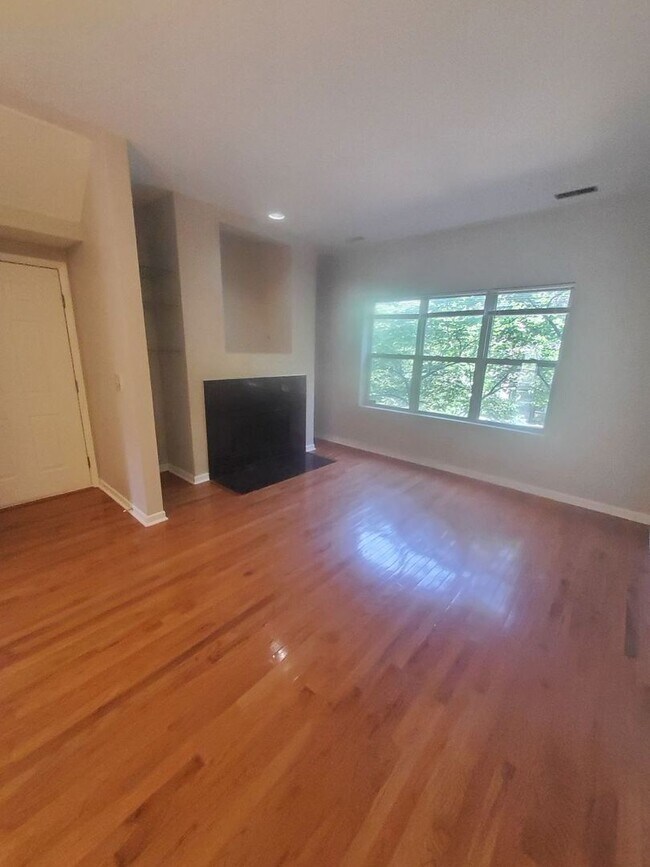 Foto del edificio - 2357 E 70th Pl