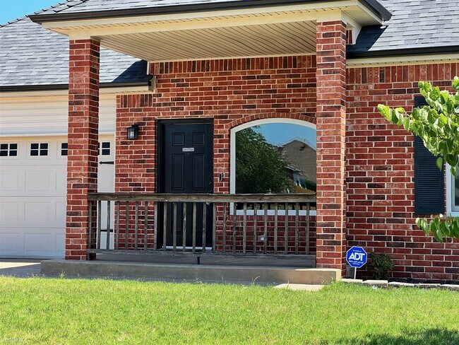 Building Photo - 3 br, 2 bath House - 5916 SE 67th St Gorge...