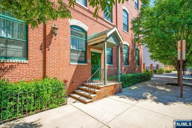 Building Photo - 729 Madison 1C