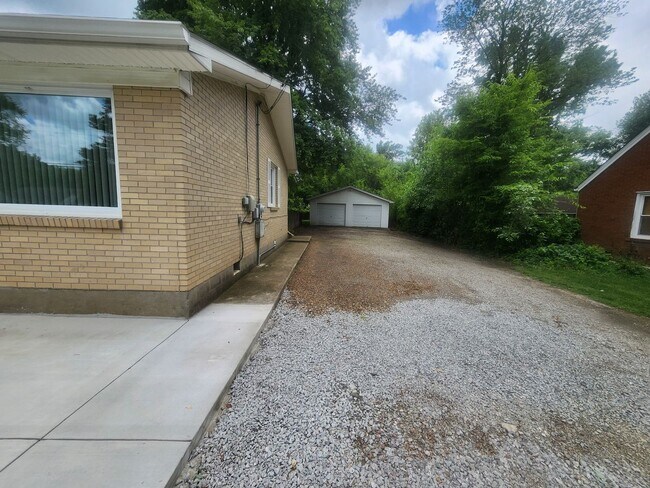 Building Photo - Beautiful and spacious 3 bedroom 1 bath ho...