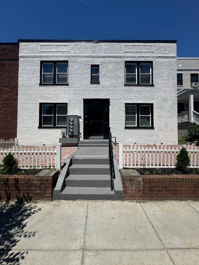 Building Photo - 1318 Holbrook St NE