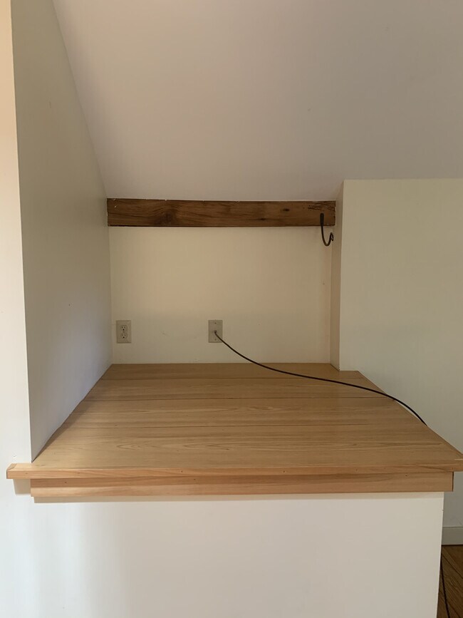 Storage space/shelf - 7098 FERRY Rd