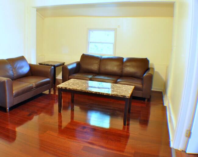 Foto del edificio - 1920 E Genesee St