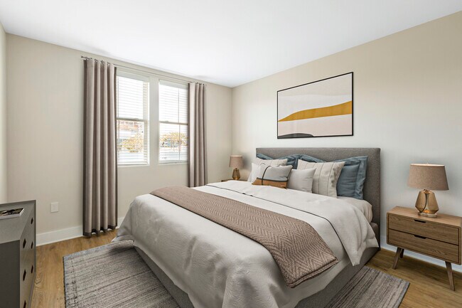 Dormitorio del paquete III renovado con suelo de superficie dura. - Avalon Encino