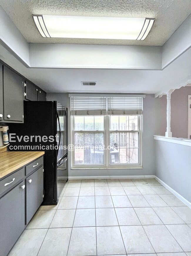 Building Photo - 5600 Country Dr