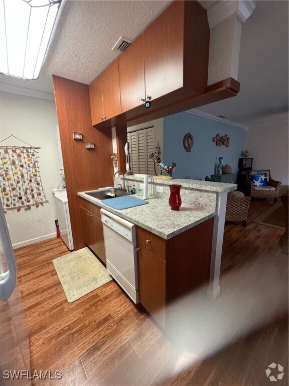 Building Photo - 4603 Bayshore Dr