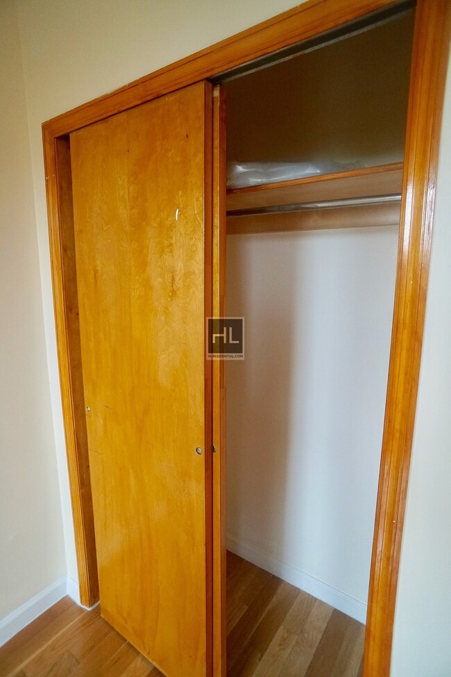 Building Photo - Large, Quiet 2 Bed in Sunset Park