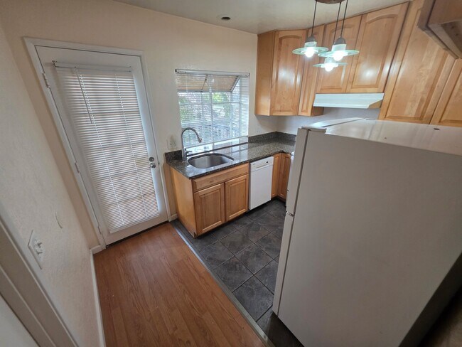 Foto del edificio - 1973 Bonifacio St