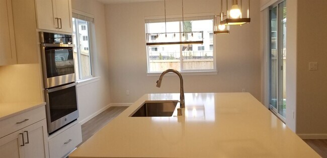 Foto del edificio - 4 br, 3.5 bath House - 1130 NW Rhythm St