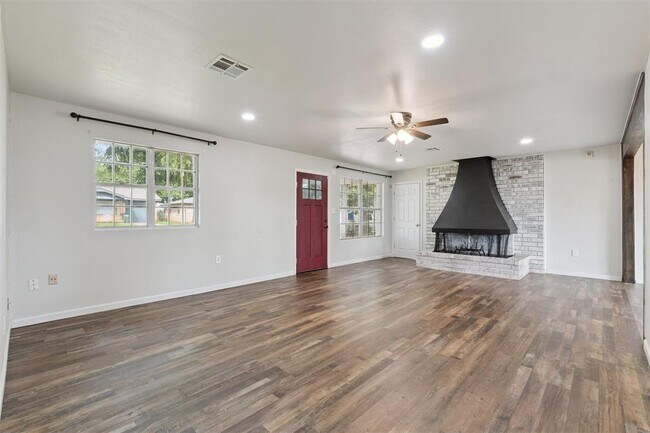 Foto del edificio - 2328 S Krowse Ave