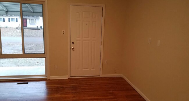 Building Photo - Three Bedroom for Rent!