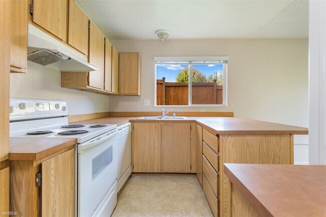 Building Photo - 2 br, 1 bath Duplex - 3111 204th Street So...