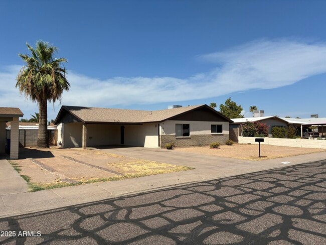 Building Photo - 2930 W Laurel Ln