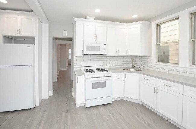 Building Photo - 88 W 53rd St