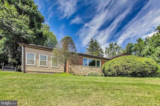 Building Photo - 1801 Primrose Road NW