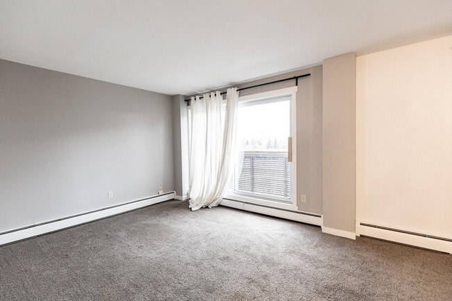 Building Photo - College 1127