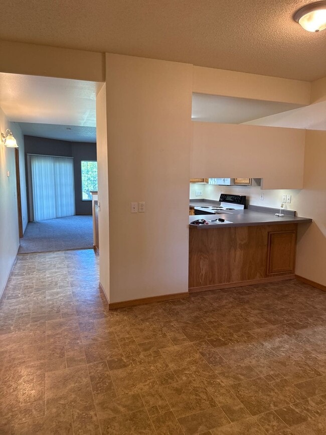 Building Photo - 210 10th St W