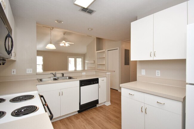 Foto del edificio - 2BR/2BA Upstairs Condo in Haile Village Ce...