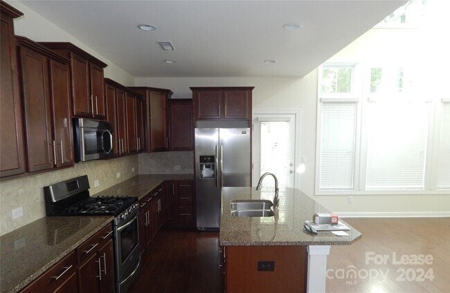 Foto del edificio - 15158 Sapphire Hill Ln