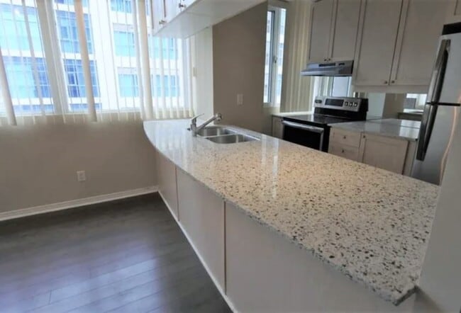 Building Photo - 555 Yonge St