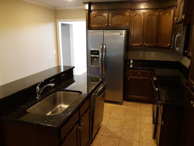 Building Photo - Lovely Brick Home Close to Shaw Air Force ...