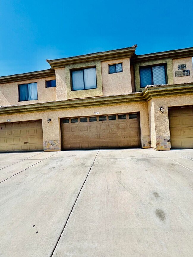 Building Photo - 705 W Queen Creek Rd