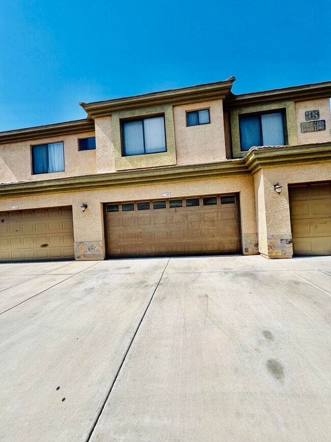 Building Photo - 705 W Queen Creek Rd
