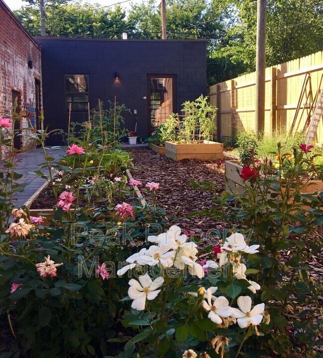 Building Photo - 1311 Hull St