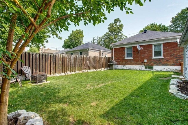 Building Photo - Modern 2 Bedroom Basement Unit– All Utilit...