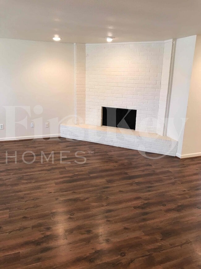 Foto del edificio - 1217 Meadow Creek Dr