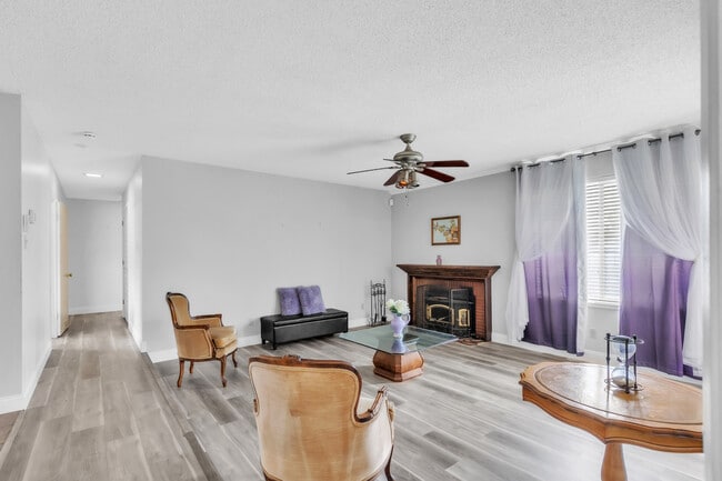 Foto del edificio - 6630 Lindbrook Way