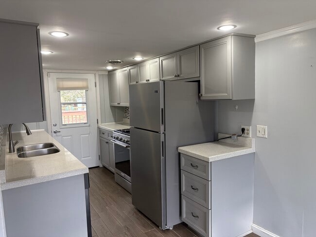 Foto del edificio - 3845 Round Bottom Rd