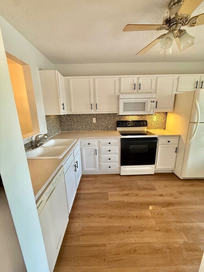 Building Photo - Fabulous Townhome in Prime Location – Comf...