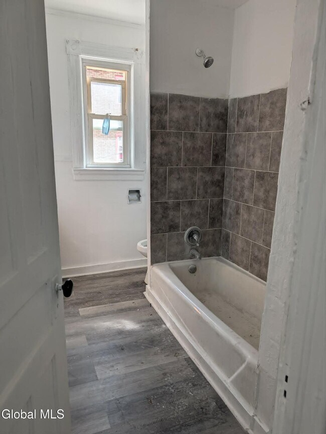 Foto del edificio - 120 Degraff St