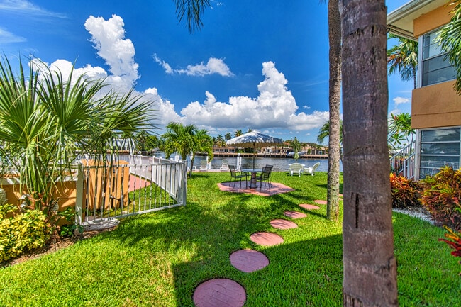 Building Photo - 605 N Riverside Dr