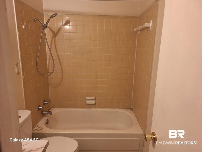 Foto del edificio - 2211 Wolf Ridge Rd