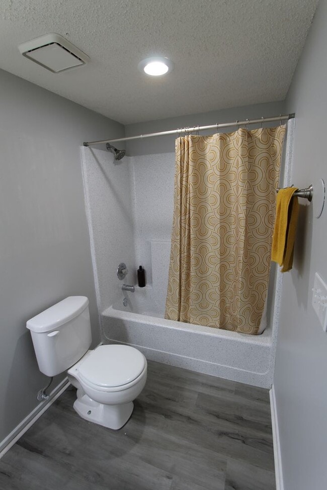 Building Photo - Large 2 bedroom 2 bathroom with balcony an...