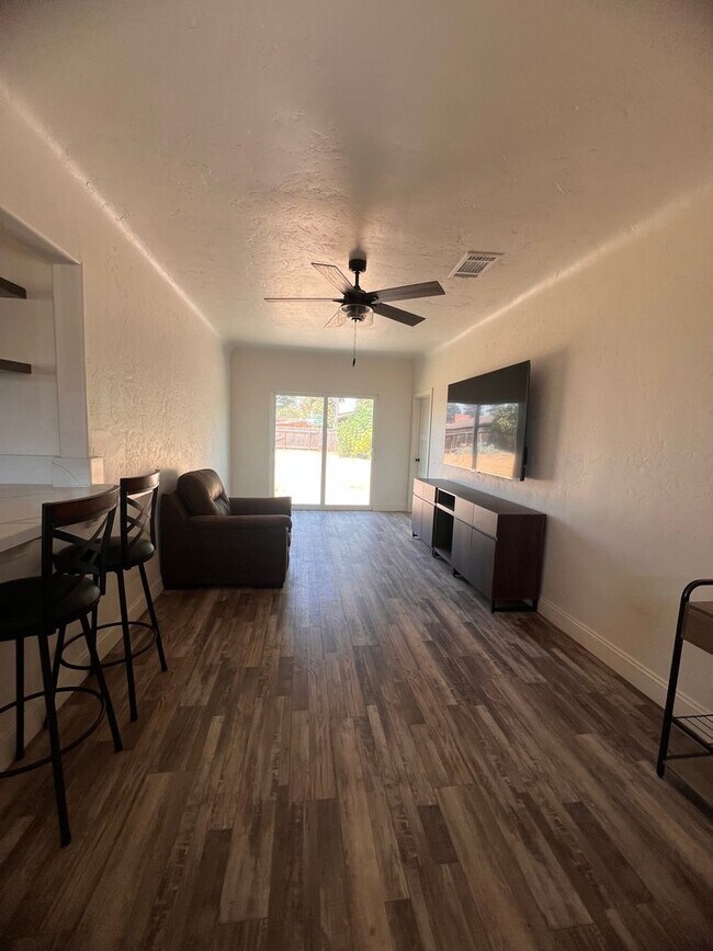 Foto del edificio - 128 W Sandra Ave