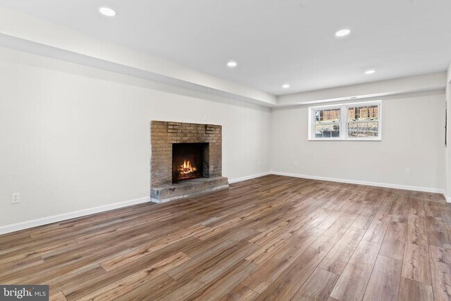 Foto del edificio - 46520 Rosewood Dr