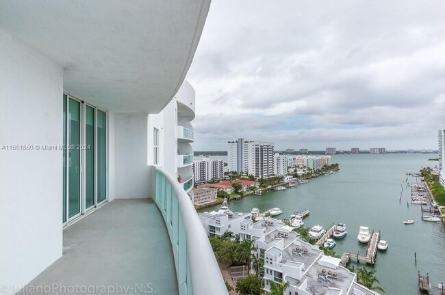 Foto del edificio - 7900 Harbor Island Dr