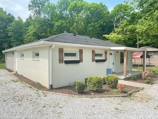 Foto del edificio - White House area home with renovations!