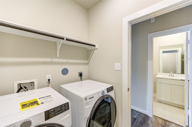 Foto del edificio - 6219 Lost Rdg Ln