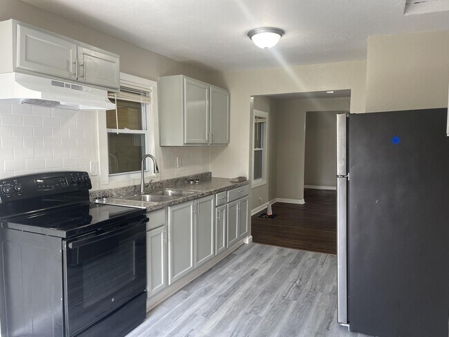 Foto del edificio - 3303 E 52nd St