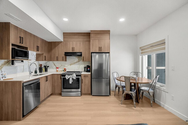 Building Photo - 142 Canoe Crescent SW