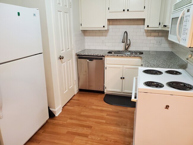 Building Photo - 2610 Masonboro Ct