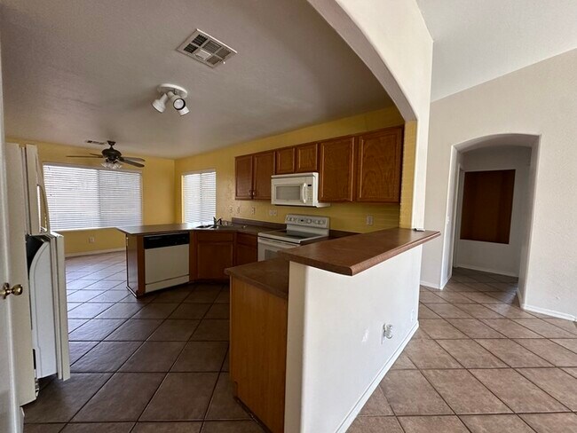 Foto del edificio - Spacious 3 Bed, 2 Bath Home! Washer/Dryer!...