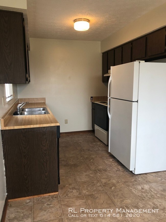 Building Photo - 2 bedroom 1.5 bathroom duplex in Reynoldsburg