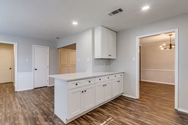Building Photo - Stunning 4-Bedroom Home with Pool in Dallas